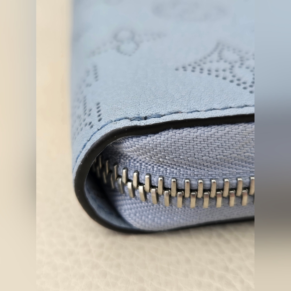 Rare color combo Mahina Zippy Wallet Blue Nuage EUC with a red orange interio - Picture 7 of 16